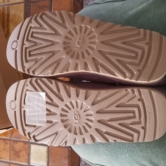 NIB Purple UGGS - Picture 5 of 12